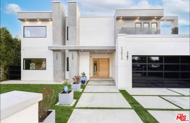 Attached, Exterior, Facade, Modern