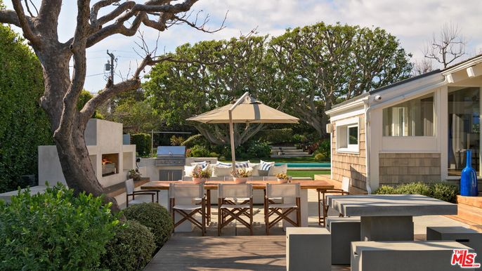Exterior, Fireplace, Pool