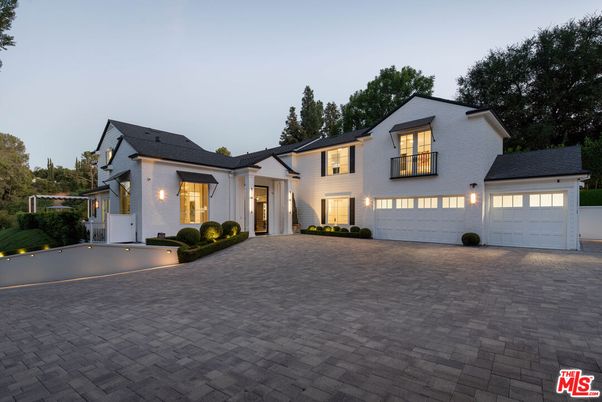 Attached, Exterior, Facade, Farmhouse
