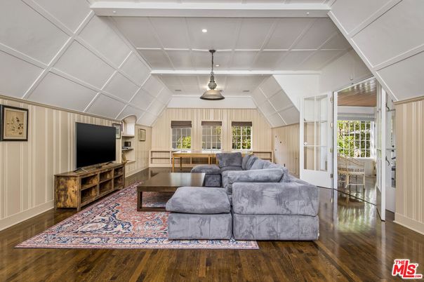Interior, Living room, Pendant Lights, Recessed Lighting, Wood Texture Flooring