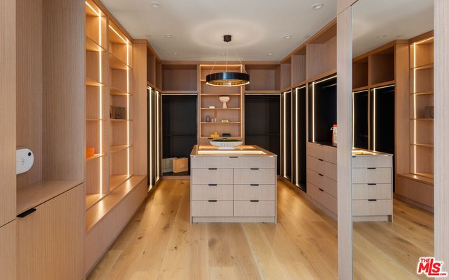 Interior, Pendant Lights, Recessed Lighting, Walk-in Closets, Wood Texture Flooring