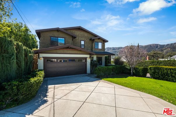 Attached, Exterior, Facade, American Craftsman