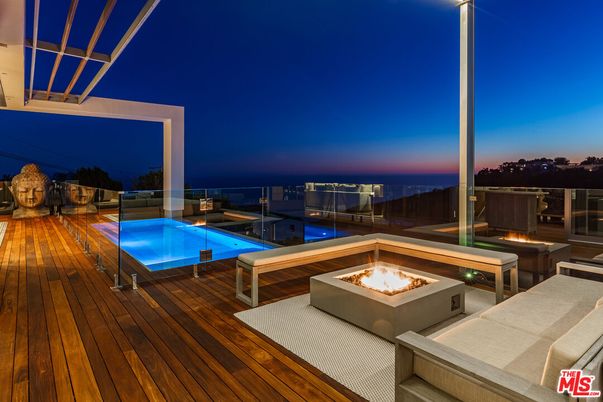 Exterior, Pool, Water