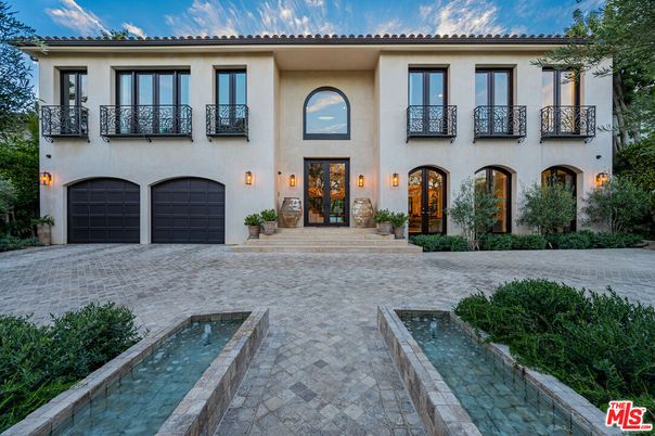 Attached, Exterior, Facade, Mediterranean