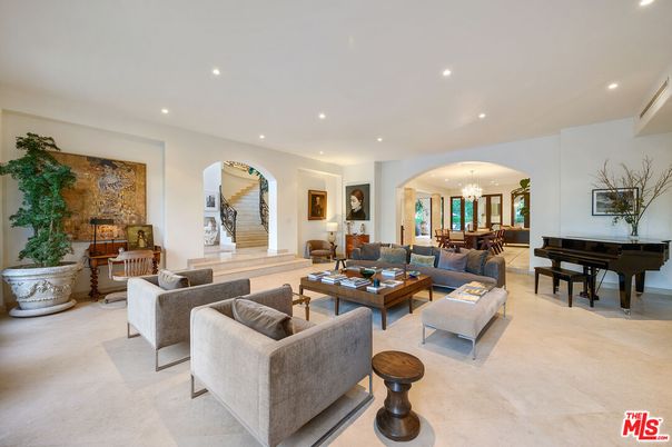 Chandelier, Dining room, Interior, Living room, Piano, Recessed Lighting