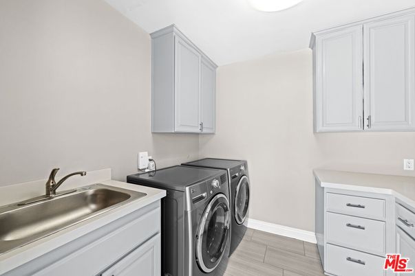 Interior, Washer, Wood Texture Flooring