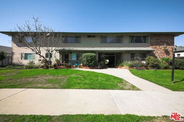 Backyard, Exterior, Facade, Brick Facade, Split Level