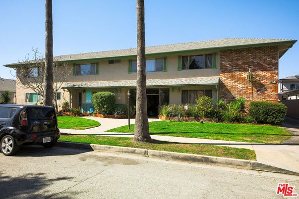 Exterior, Facade, Brick Facade, Split Level