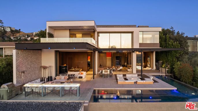 Exterior, Facade, Pool, Modern