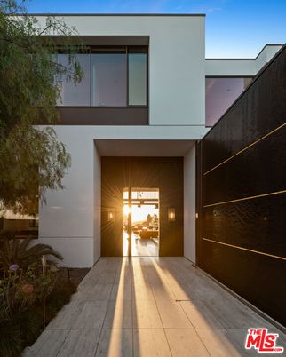 Exterior, Facade, Modern