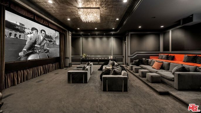 Chandelier, Interior, Projection Screen, Recessed Lighting, Theatre Room
