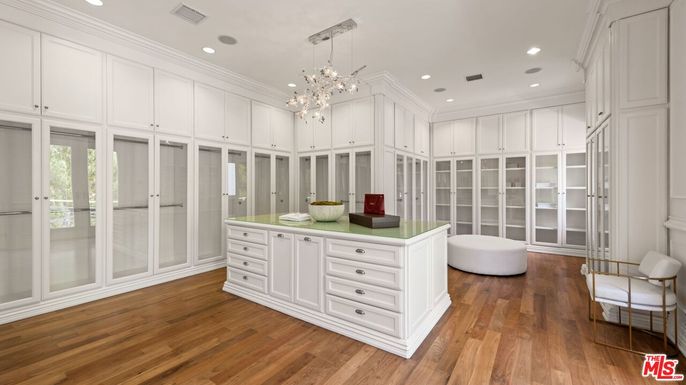 Interior, Pendant Lights, Recessed Lighting, Walk-in Closets, Wood Texture Flooring