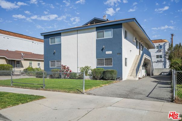Exterior, Facade, Modern