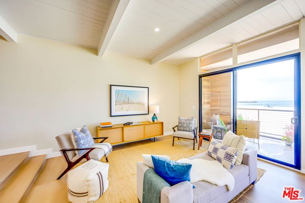 Interior, Living room, Recessed Lighting, Water, Wood Texture Flooring