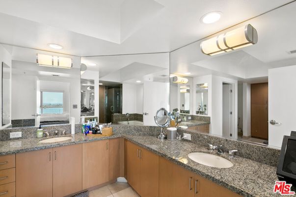 Bathroom, Dual Sink Vanities, Interior, Recessed Lighting