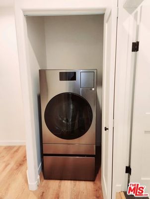 Interior, Utility Closets, Washer, Wood Texture Flooring