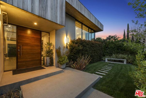 Backyard, Exterior, Facade, Modern