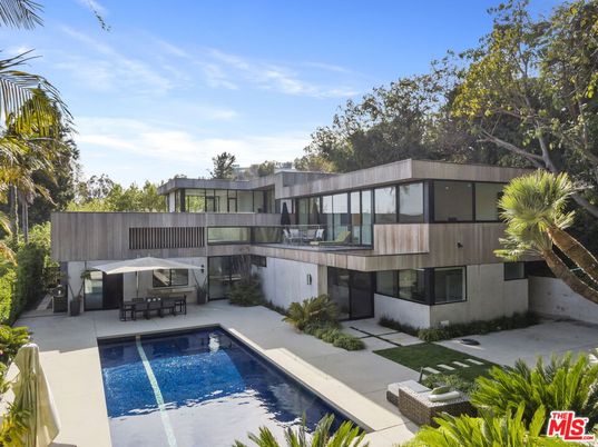 Exterior, Facade, Pool, Modern