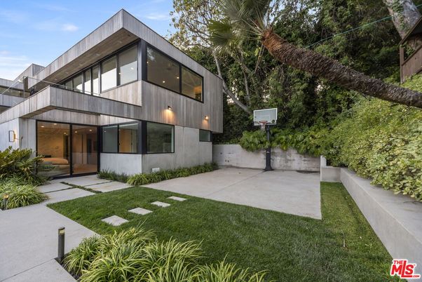Backyard, Exterior, Facade, Modern