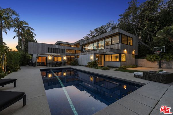Exterior, Facade, Pool, Modern