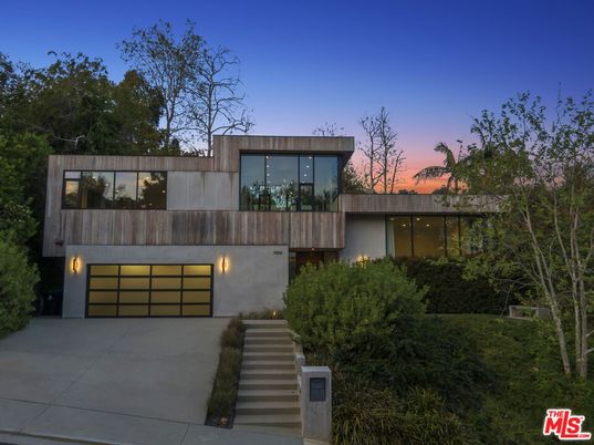 Attached, Exterior, Facade, Modern