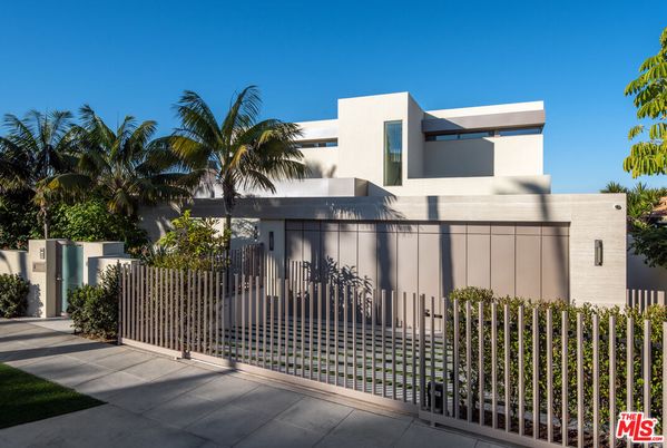 Exterior, Facade, Modern
