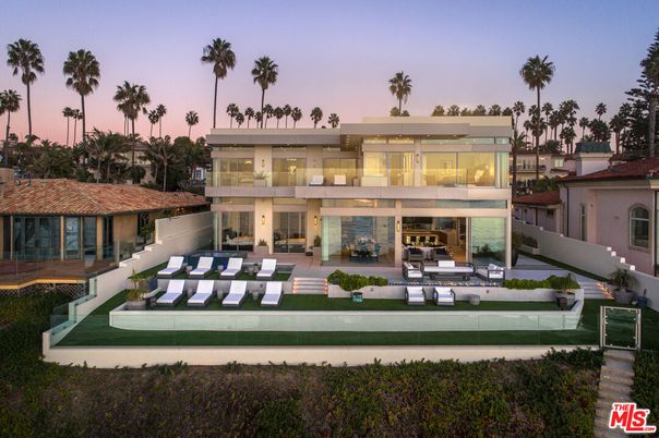 Backyard, Exterior, Facade, Modern