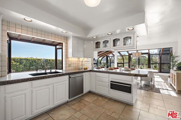Dining room, Interior, Kitchen, Pendant Lights, Recessed Lighting, Stainless Steel Appliances