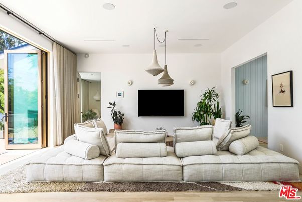 Interior, Living room, Pendant Lights, Recessed Lighting, Wood Texture Flooring