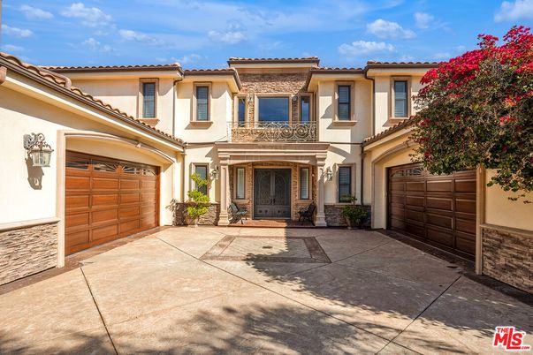 Attached, Exterior, Facade, Mediterranean