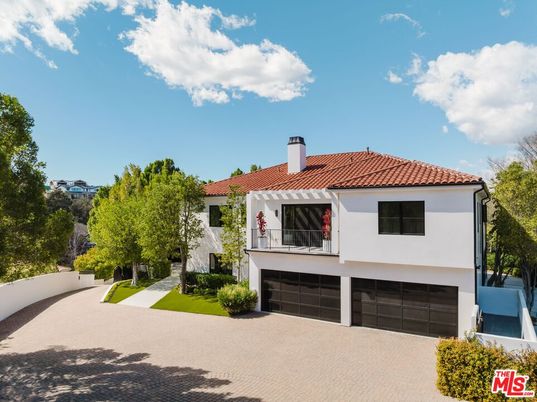 Attached, Exterior, Facade, Mediterranean