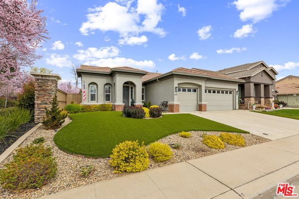 Attached, Exterior, Facade, Mediterranean