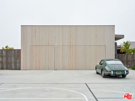 Exterior, Facade, None