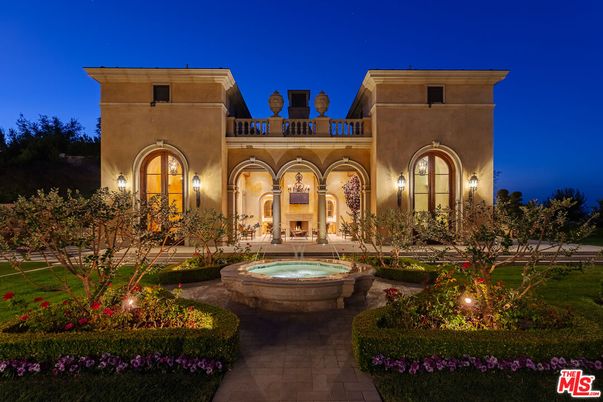 Exterior, Facade, Pool, Mediterranean