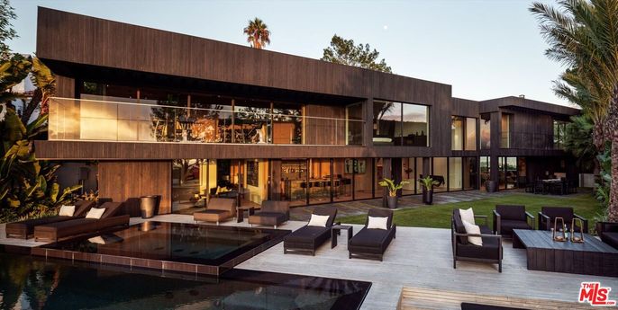 Backyard, Exterior, Facade, Pool, Modern