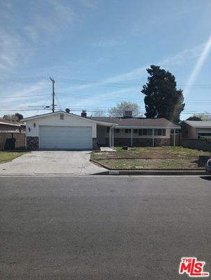 Attached, Exterior, Facade, Ranch