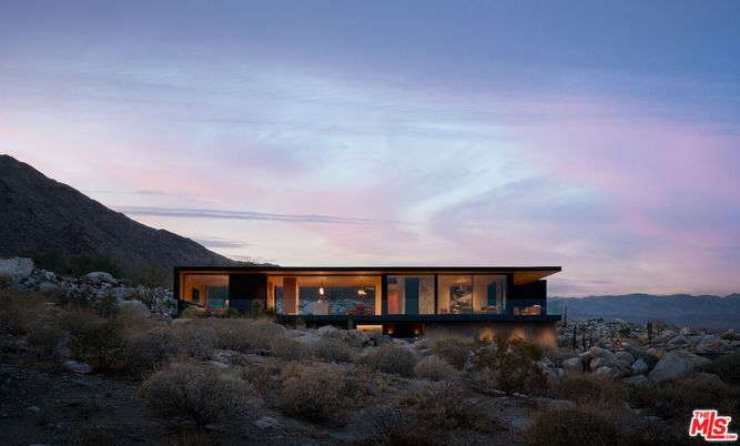Exterior, Facade, Modern