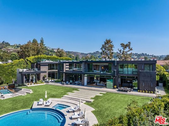 Backyard, Exterior, Facade, Pool, Modern