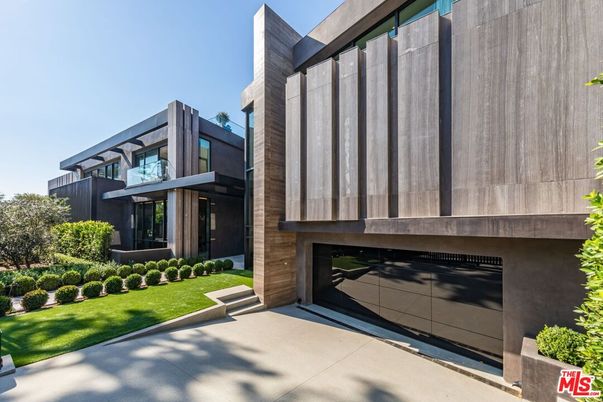 Attached, Exterior, Facade, Modern