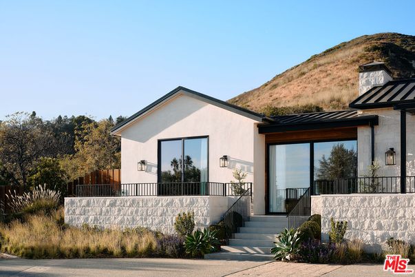 Exterior, Facade, Modern