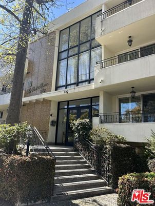 Exterior, Facade, Modern