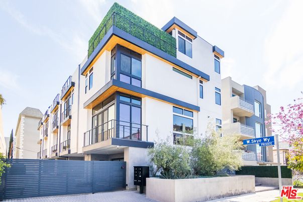 Exterior, Facade, Modern