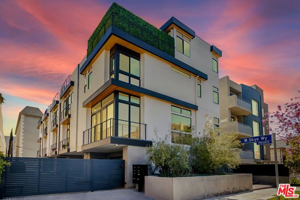 Exterior, Facade, Modern