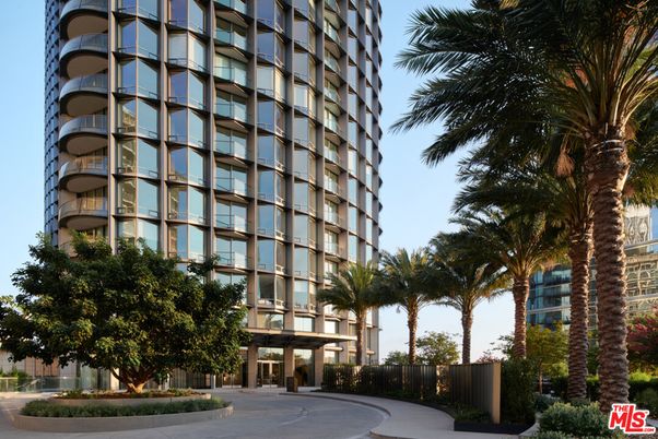 Exterior, Facade, Condo Building