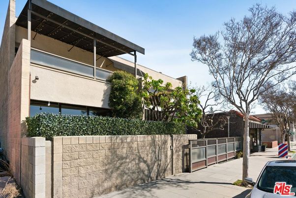 Exterior, Facade, Modern