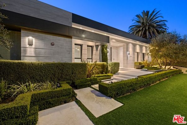 Backyard, Exterior, Facade, Modern