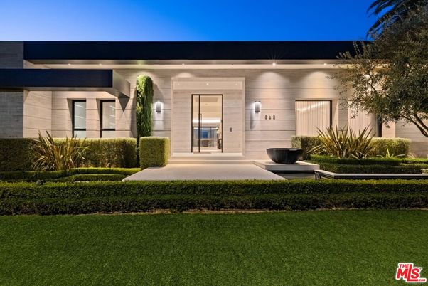 Backyard, Exterior, Facade, Modern