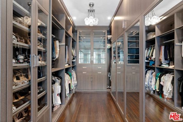 Interior, Pendant Lights, Recessed Lighting, Walk-in Closets, Wood Texture Flooring