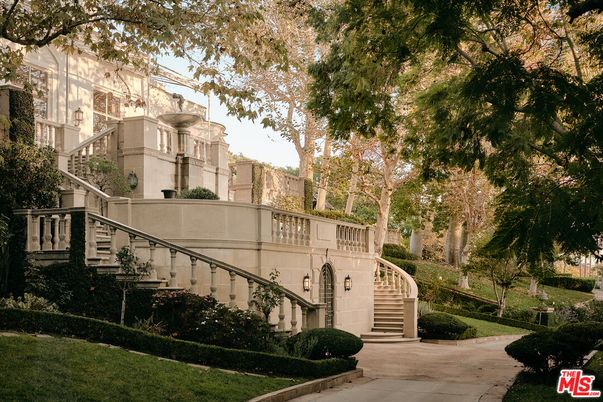 Exterior, Facade, Brownstone