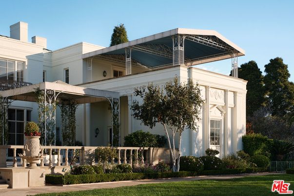 Exterior, Facade, Modern